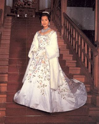  Queen Sirikit: A Tale Woven From Filipino Folklore, Filled With Magic And Mystery!